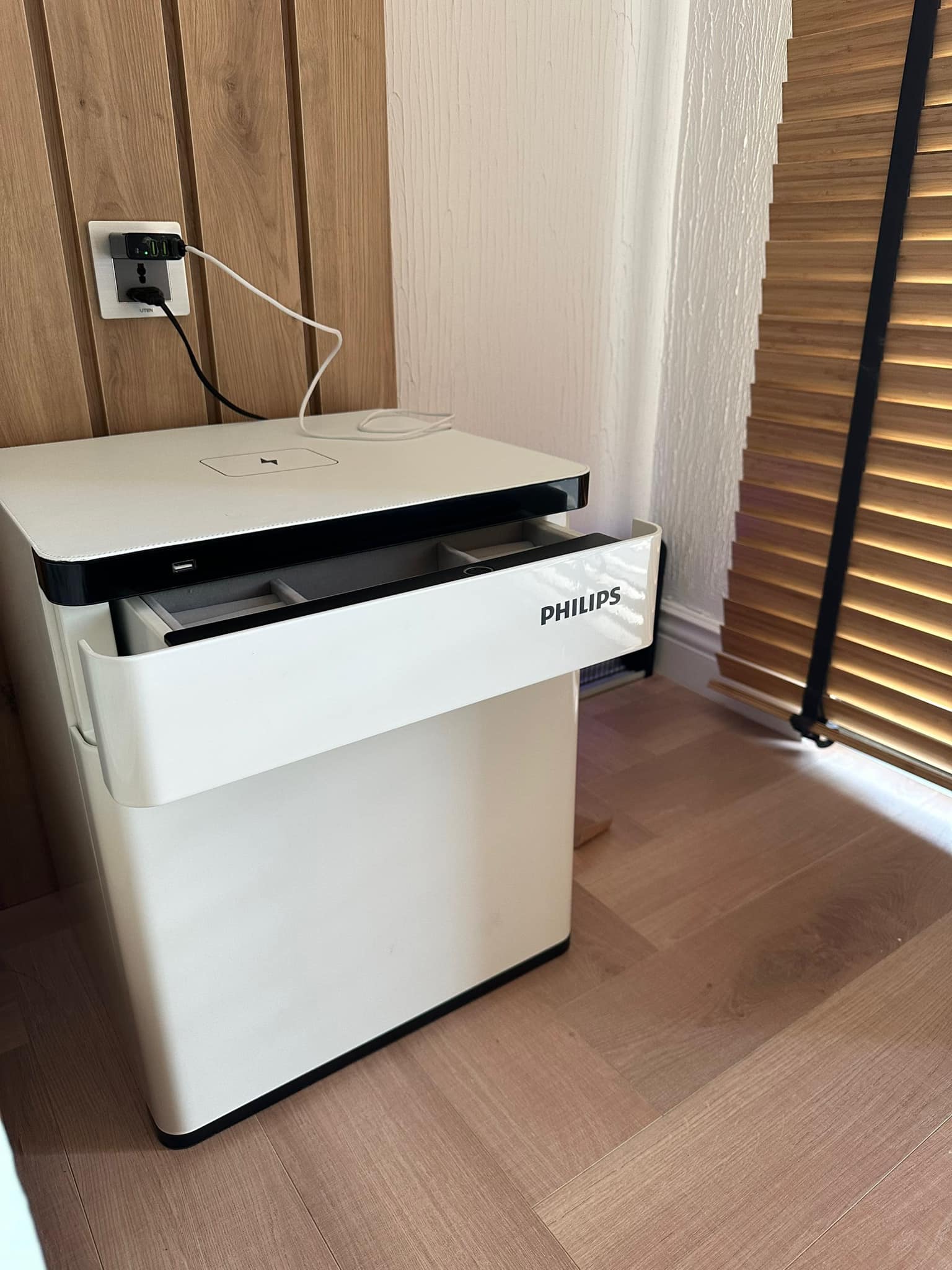 Hình ảnh bàn giao két sắt SBX301 màu trắng.